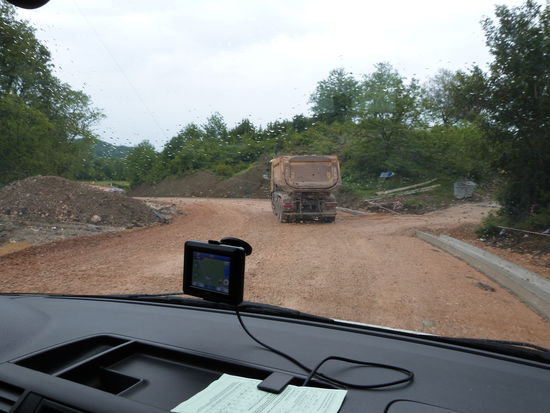 12 Kilometer Baustelle im Regen in Montenegro vor der albanischen Grenze - der Bulli ändert seine Farbe von Weiß auf  Beige -