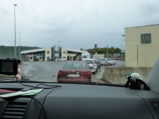 Grenzstation nach Albanien. Liebe Menschen werden natürlich nicht kontrolliert 