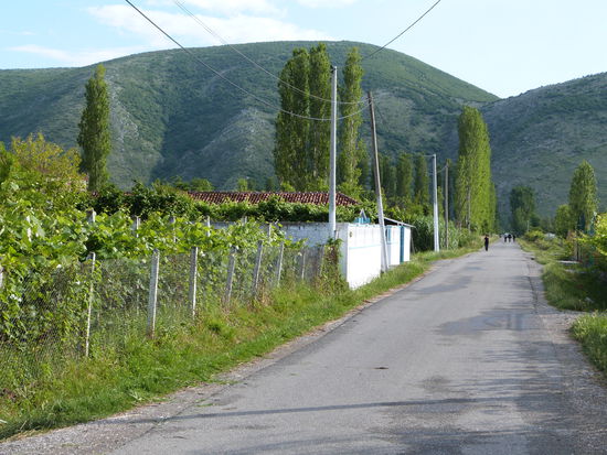 Blick in die Dorfstrasse von Bushat-Barbullush