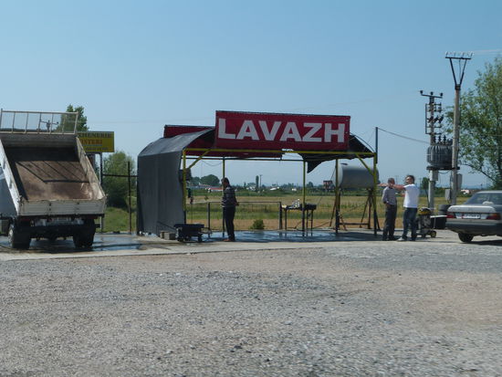 Nirgendwo auf der Welt hat es eine solche Dichte an "Waschanlagen"(Lavazh) und Tankstellen wie in Albanien!