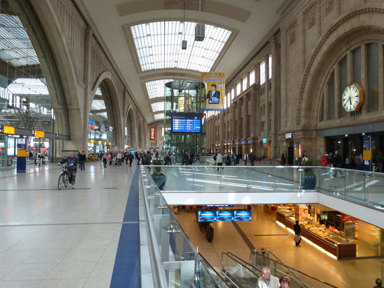 Der Bahnhof in Leipzeig - zugleich Einkaufszentrum auf mehreren Etagen.