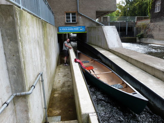 Der Fisch-Kanu-Pass. Flussabwärts kann man im Kanu fahren - flussaufwärts muss getreidelt (gezogen) werden.