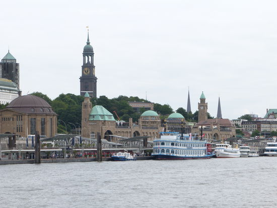 Hamburg - Blick vom Hafen (von links ) Zugang zum alten Elbtunnel, hinten der Michel (Michaeliskirche) und vorne die Landungsbrücken