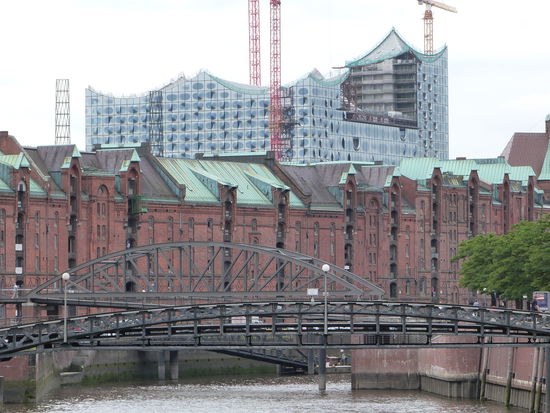 Blick auf die alte Speicherstadt mit der im Bau befindlichen Elbphilharmonie im Hintergrund