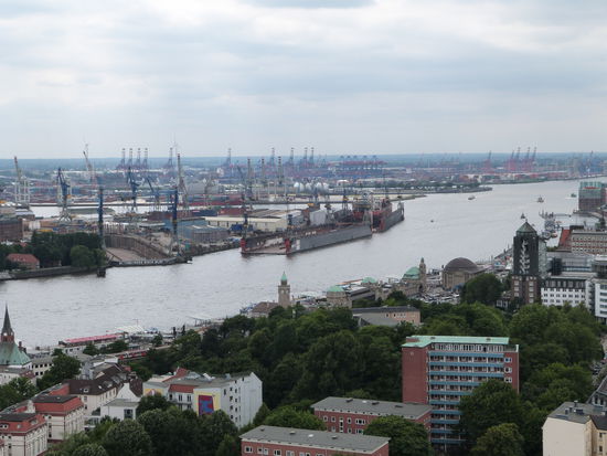 ...und auf den Hafen