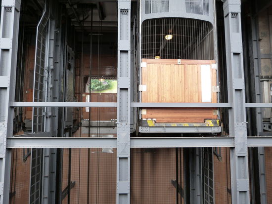 ...in dem es für Autos (früher Pferdefuhrwerke) per Aufzug nach unten geht...