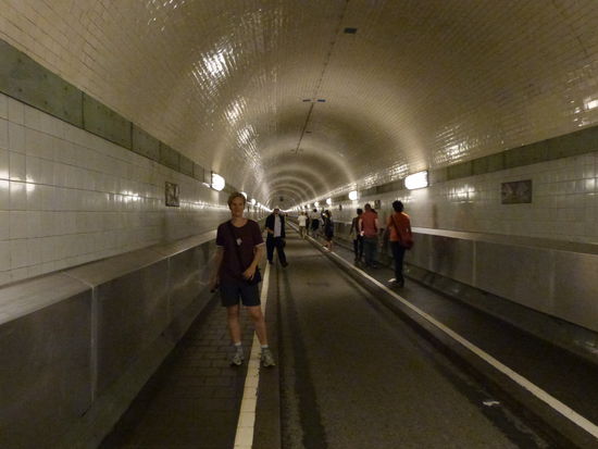 ...um über die Einbahnstrasse unter der Elbe das gegenüberliegende Ufer zu erreichen