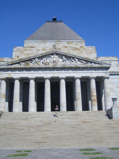 Und hier der Shrine of Remembrance... die Hauptattraktion, ein Balkon oben auf dem Dach, habe ich natuerlich verpasst, also werde ich demnaechst wohl nochmal hin muessen...
