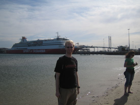 Und zum Abschied musste Nils auch nochmal an den Strand (im Hintergrund die beruehmte Faehre Spirit of Tasmania)