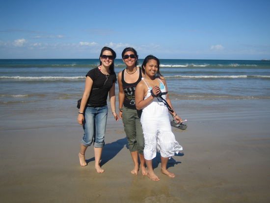 Das hier war der erste Halt am Strand, hinter der Stadt Torquay, die sozusagen das Eingangstor der Great OCean Road bildet. Da es wirklich windig war, konnte man nicht baden gehen  wobei das Wasser sowieso eiskalt war. Nur Surfer haben sich reingewagt, die tragen aber auch Anzuege...