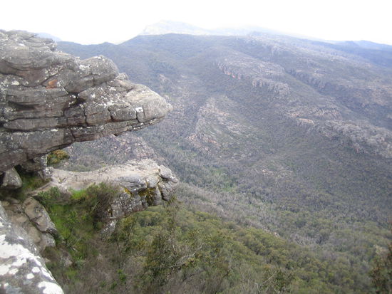 The Balconnies - scheinbar die fotogenste Stelle der  Grampians normalerweise kann man sich zwischen die Zwei Felsen stellen, aber da der Wind so stark war, wurde der Pfad geschlossen 