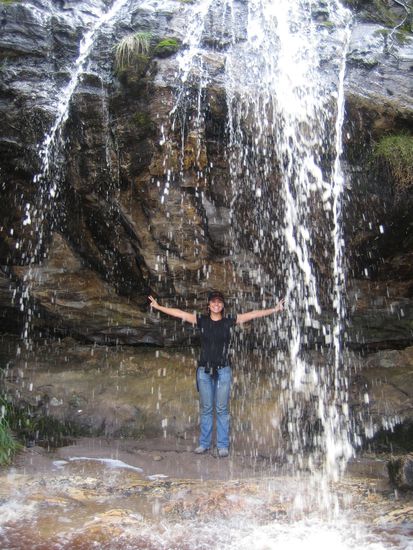Durch den starken Regen kamen uns unerwartete Wasserfaelle entgegen. Auch kleine Baeche die sich gebildet hatten mussten wir durchqueren, so richtig abenteuermaessig! Gluecklicherweise kam zu diesem Zeitpunkt die Sonne raus so dass wir ab und zu sogar im T shirt laufen konnten