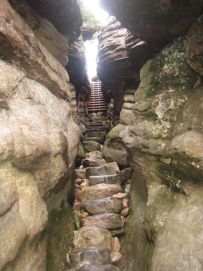 Kann das Licht am Ende des Tunnels schoener aussehen??? Nach diesen paar Stufen sollten wir endlich am Aussichtspunkt angelangt sein...