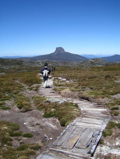 Das ist ein Teil des beruehmten Overland Tracks. Wenn man ihn von vorne bis hinten abwandert braucht man im besten Fall 6 Tage.