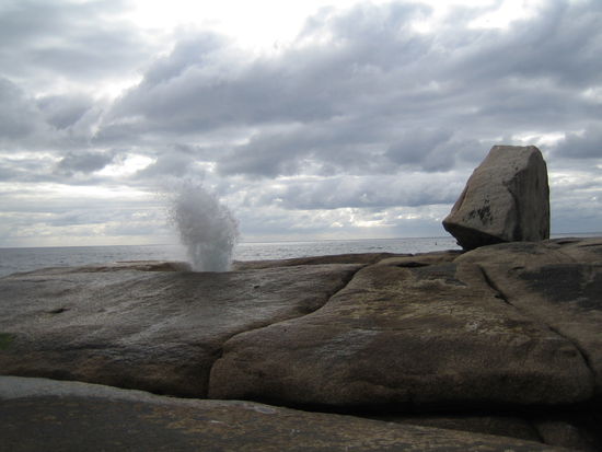 Bicheno Blowhole... Hier treffen die Wellen so auf den Felsen, das das Wasser durch ein Loch wie eine Fontaene hochschiesst.