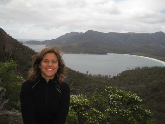 Der beruehmte Freycinet Nationalpark mit Wineglass Bay. Wineglass deshalb, weil die Fischer damals immer die Walefaenge in die Bucht transportiert haben und durch deren Blut hat sich das Wasser dann immer rot gefaerbt...
