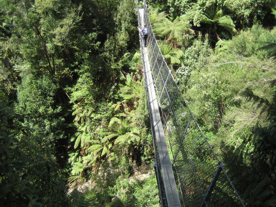 Eine Indiana Jones Bruecke, seeehr wackelig und schmal muss ich sagen...