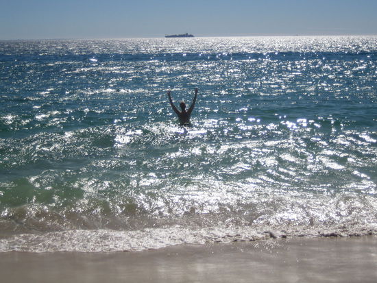 Nils geniesst das kuehlende Nass, waerend ich in der Sonne Fotos schiessen muss....