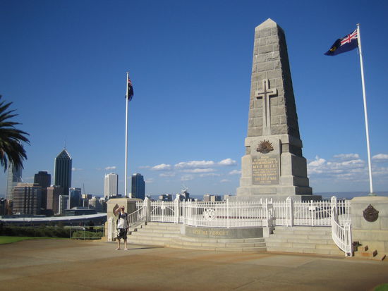 Der kleine Nils vor dem "War Memorial" und der Skyline 