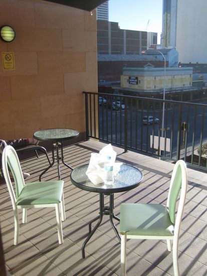 Und hier verbringe ich den halben Tag, mit Musik hoeren, lesen und auf die Strasse starren. Wenigstens braun wird man dabei (Nein, nicht vom Strassenstaub! )