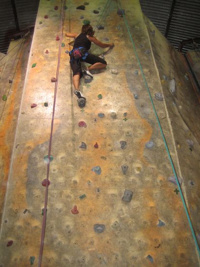 Bis ich dort hoch kam bin ich bestimmt drei mal wie ein nasser Sack von der Wand gefallen... Ich muss dazu sagen dass sie geneigt war!!