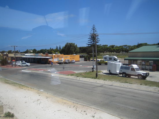 Das ist die Stadt (!) Cervantes, die gross in unserem Plan eingetragen war, tatsaechlich aber nur aus den hier auf dem Foto zu sehenden Shops besteht: 1 Post, 1 SUpermarkt und eine kleine Imbissbude. Oh, die Touristeninfo sollte ich natuerlich nicht vergessen 