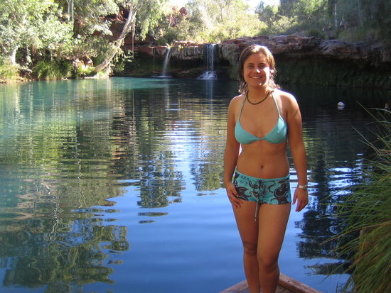 das war ein frischwasserpool. Man bedenke dass wir mitten im Outback waren! Es war so was von erfrischend nach dem ganzen roten Erdstaub in diesem eiskalten klaren wasser zu schwimmen!!!