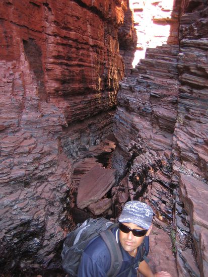 Durch solche schmalen Felsspatenmussten wir immer klettern,  um an die Pools zu gelangen... hier ueberigens Mark, der Tourguide in der Ausbildung...