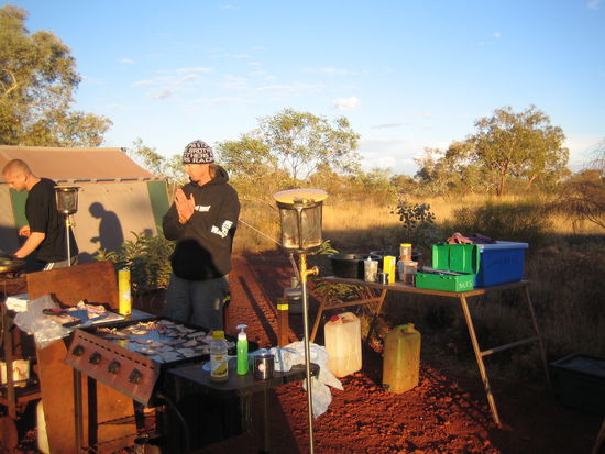 Bacon zum fruehstuck, im Hintergrund das Zelt