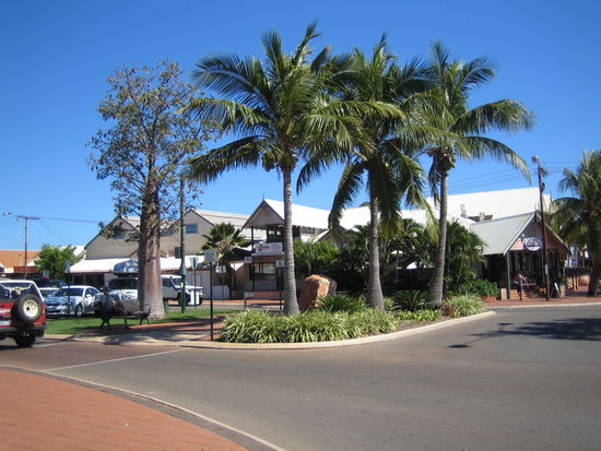 So sehen die Strassen aus relaxt mit Palmen und suessen kleinen shops... Die "Stadt" ist so gross wie Markgroeningen schaetzungsweise