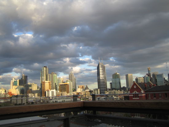 So sieht der Blick von der Terrasse auf die Skyline aus...