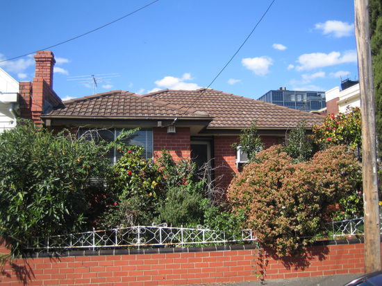 Das Fenster hinter dem, was man vielleicht als Rosenstrauch erkennen kann, gehoert zu meinem Zimmer!!!