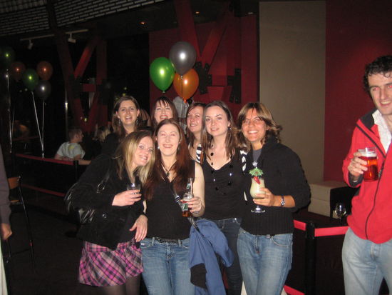 ganz links: Sarah, meine Irische Mitbewohnerin und ein paar ihrer Irischen Freunde
Zu sehen sind wir in einer Bar im beruehmten "Crown Casino" (deshalb halte ich auch den wohl teuersten Cocktail meines Lebens in der Hand- lecker war er aber!!!)