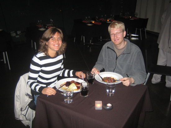 Hier sieht man Nils und mich im einzigen Aboroginal Restaurant in Melbourne. Dementsprechend hoch waren auch die Preise und klein die Teller. Fuer Nils gabs Kaenguruh auf Puree und fuer mich Emu mit einer Art Karoffelgratin und Outbackbeerenmus. Seeeehr lecker!!!