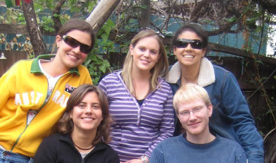 Unsere Hausgemeinschaft!!!
Thayz (Brasilia, unsere Spasskanone und Insektenkiller No.1), Ich, Sarah (die gute Seele) ,Nils und Janine (Brasilia, kocht so gut wie neimand sonst!!! Wenn sie mich weiter so verwoehnt, rolle ich nach Deutschland zurueck!!!)