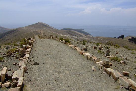 Weg auf dem Grat mit tollem Seeblick.