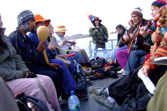 Die Reisegruppe aus Uruguay am Musizieren