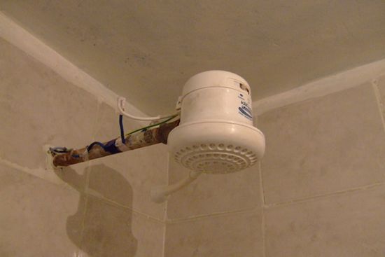 Hier ist die 5400W Dusche noch intakt...
