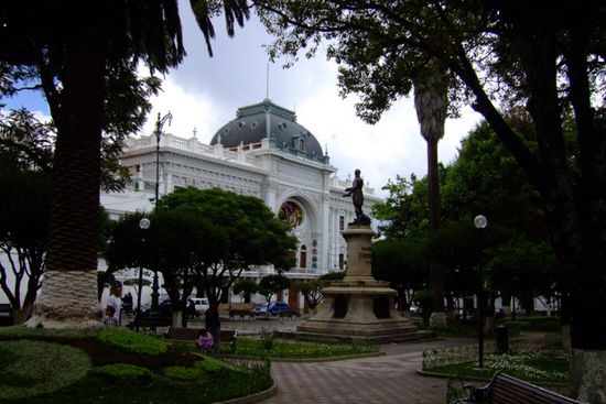 schoene, weisse Gebaeude rund um den Plaza 25 de Mayo.