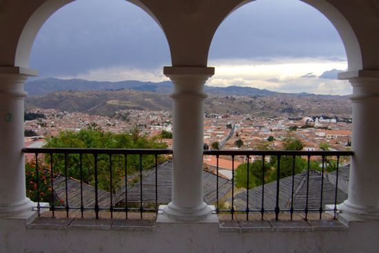 Wunderschoene Aussicht ueber die Stadt Sucre.