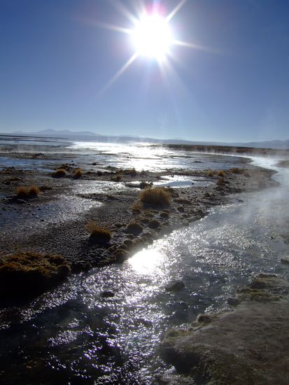 Der Zufluss zu der heissen Quelle, dampfend in der Morgensonne.