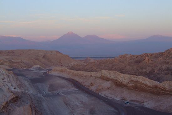 Das Tal im Licht der untergehenden Sonne. Im Hintergrund sieht man den Vulcano Lincanbur.