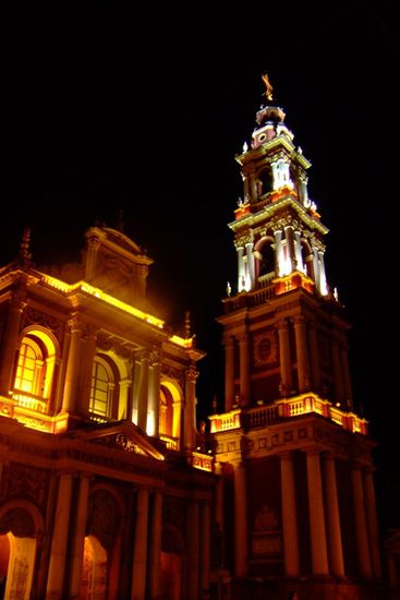 Kirche San Francisco in der Nacht.