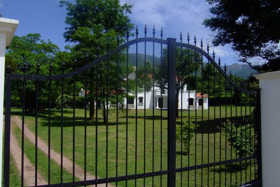 Eines der Riesenvilla hinter verschlossenem Tor
