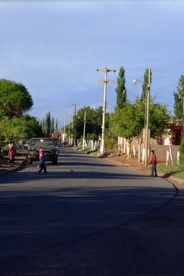 Kinder spielen auf der Strasse des friedlichen Doerfchens.