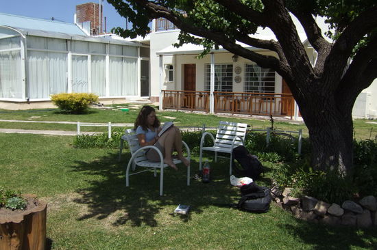 ...geniesst Anita den Garten des Hostels.