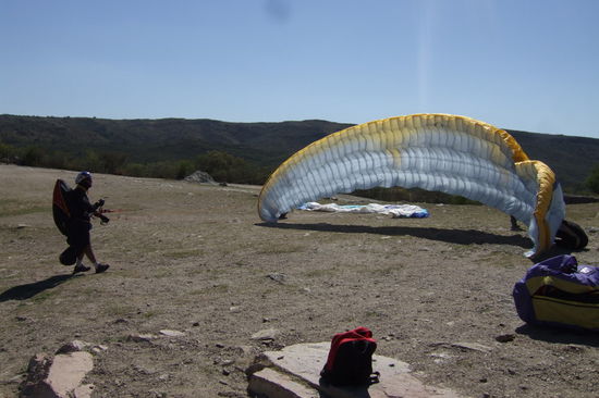 Andy zieht seinen Schirm im Wind auf.