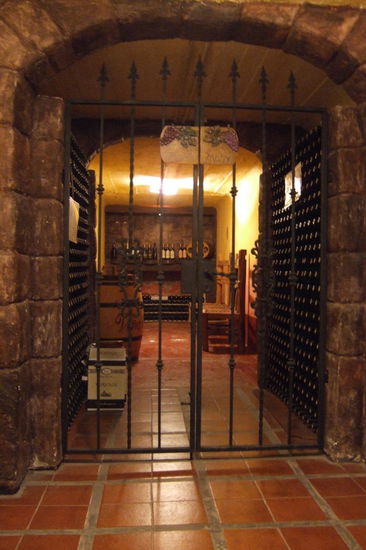 Die fertig abgefuellten Flaschen werden im Keller gelagert.