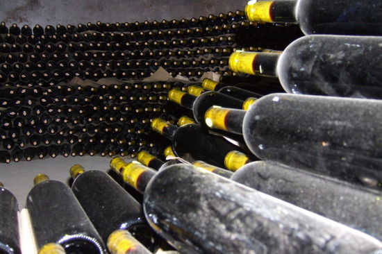 Die fertig abgefuellten Flaschen werden hier in einem Steinbunker fuer ein paar Monate gelagert.