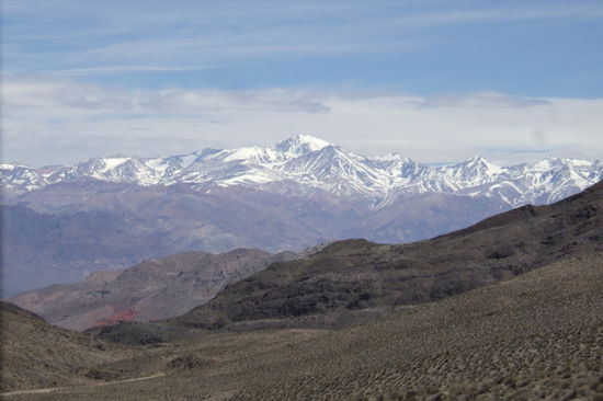 Die Sicht auf die Schneeberge in der Weite.